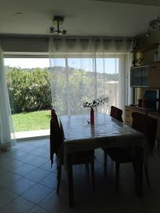 une table de salle à manger avec un vase de fleurs dessus dans l'établissement Ou Souleou, à Bormes-les-Mimosas