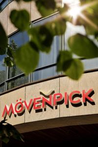 un cartello di Movmber su un edificio con il logo di Noxrocket di Mövenpick Hotel The Hague a L'Aia