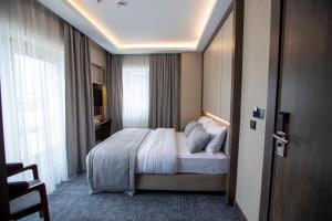 Un pat sau paturi într-o cameră la THE GREEN HOTEL