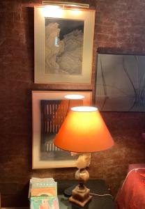 una lámpara sentada en una mesa en una habitación en Toute Une Histoire, en Veneux-les-Sablons