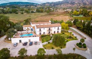 een luchtzicht op een huis met een tuin bij La Perla Blanca - Ronda in Ronda