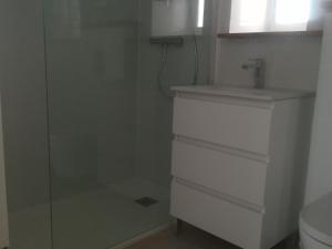 ムン・シュル・ロワールにあるクロ　ドゥ　ベル　エアのバスルーム(シャワー、洗面台、トイレ付)
