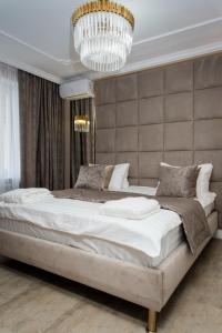 Postel nebo postele na pokoji v ubytování Rakhat Hotel