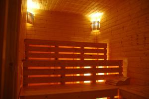 een houten bank in een sauna met twee lichten bij Villa Residence Lantoni in Mlini