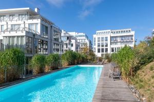 ein Pool vor einigen Gebäuden in der Unterkunft Villa Theres Dolphin in Ostseebad Sellin