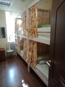 Двухъярусная кровать или двухъярусные кровати в номере Милан Хостел