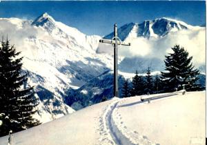 une montagne enneigée avec un panneau sur une piste de ski dans l'établissement Les Passereaux 2, à Saint-Gervais-les-Bains