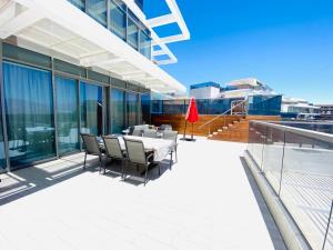 Gallery image of Stunning Penthouse with sea views and private heated pool in Eilat