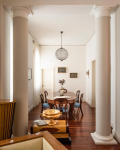 uma sala de jantar com mesa e cadeiras em AQA Palace em Florença