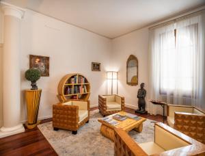 a living room with a table and chairs at AQA Palace in Florence