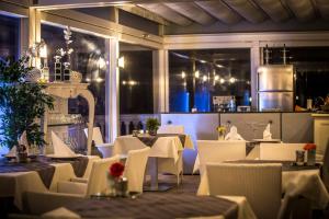 A restaurant or other place to eat at Villa La Perla