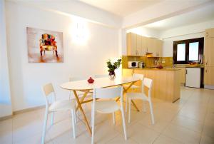 kuchnia i jadalnia ze stołem i krzesłami w obiekcie La Lonja Homes - Turismo de interior w Palma de Mallorca