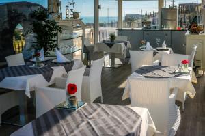 A restaurant or other place to eat at Villa La Perla