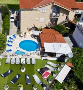 een luchtzicht op een huis met een zwembad bij Apartments Rustika Toscana in Vodice