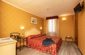 Tempat tidur dalam kamar di Hotel Tintoretto