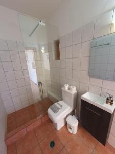 A bathroom at Stoupa Mani Tower Még 14 kép