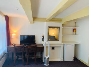 a room with a table with chairs and a mirror at Amsterdam Central Guest House in Amsterdam