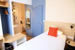 Cama ou camas em um quarto em Logis Hôtels- Hôtel Marguerite d'Anjou Angers château