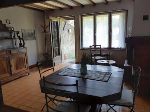 - une salle à manger avec une table et des chaises en bois dans l'établissement La Grange, à Le Plan