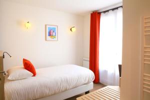 Cama ou camas em um quarto em Logis Hôtels- Hôtel Marguerite d'Anjou Angers château