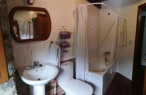 uma casa de banho com um lavatório, um WC e uma banheira em Casa Rural Sobrevilla II em Pido