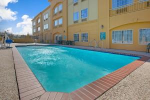Bazén v ubytování La Quinta by Wyndham Pearland nebo v jeho okolí