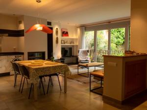 una cucina e un soggiorno con tavolo e sedie di Apartamento en el Casco Histórico, frente a la Colegiata de San Isidoro, a León