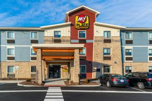 a front view of a hotel with cars parked in a parking lot at My Place Hotel-Indianapolis Airport/Plainfield, IN in Plainfield