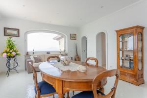 - une salle à manger avec une table et des chaises en bois dans l'établissement Aldarogi, à Capri
