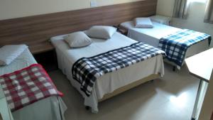 dwa łóżka w pokoju o wymiarach sidx sidx sidx w obiekcie Hotel Vilamoura w São Paulo