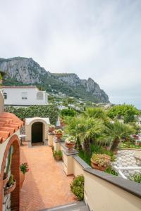een balkon van een huis met uitzicht op de oceaan bij Aldarogi in Capri