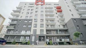 un gran edificio de apartamentos con balcones en una calle en Giorgia and Ary, en Brasov