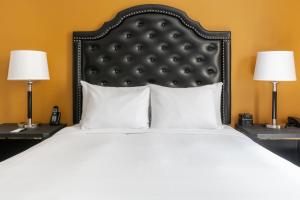 Rúm í herbergi á Hotel Clarendon