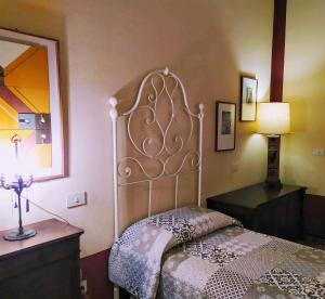 een slaapkamer met een bed, een tafel en een spiegel bij Villa Carlotta in Sarzana