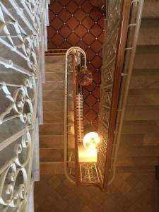 een trappenhuis met een licht in een trap bij Villa Carlotta in Sarzana