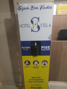 un cartel para un colchón de hotel en una habitación en Hotel Stela, en São Paulo