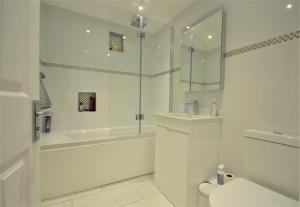 Jan Dee Cottage في فنتنور: حمام ابيض مع دش ومرحاض ومغسلة +24 صورة