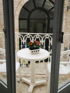 ジョヴィナッツォにあるIl Da Vinci casa vacanzeの白いテーブルとバルコニー