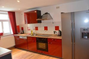 a kitchen with a stainless steel refrigerator at Direkt im Herzen von Bayreuth Wohnung S9 mit 115qm und großem Balkon in Bayreuth +15 photos