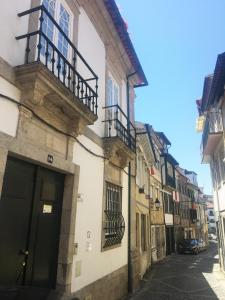 ein Gebäude mit einem Balkon an der Straßenseite in der Unterkunft Apartamento da Seara "Lamego" in Lamego