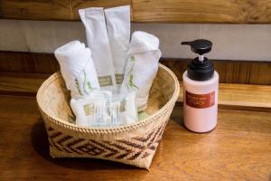 uma cesta com produtos de higiene pessoal e uma garrafa de sabão em Risasinee Spa & Resort em Nan