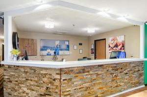 un vestíbulo de un hospital con un mostrador de piedra en Cheyenne Guest Inn en Cheyenne