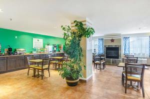 a restaurant with tables and chairs and a bar at Cheyenne Guest Inn in Cheyenne