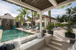 a villa with a swimming pool and a resort at Mia Palm, beach villa and events in Bophut 