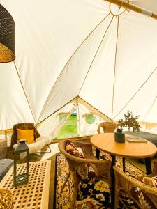 ein Zelt mit einem Tisch und Stühlen davor in der Unterkunft Camp Boutique in Gaulverjabær