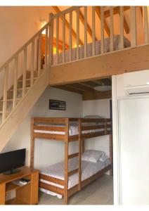 Postel nebo postele na pokoji v ubytování Hôtel & Appart-hôtel Olatua