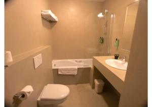 Koupelna v ubytování Hôtel & Appart-hôtel Olatua