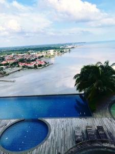 una piscina con vistas al océano en Silverscape Residence Melaka en Melaka