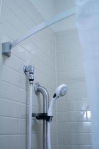 uma escova de dentes branca num chuveiro na casa de banho em Candlewood Suites Fargo-North Dakota State University, an IHG Hotel em Fargo