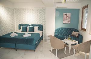 - une chambre avec un lit, un canapé et une table dans l'établissement All Seasons Apartments, à Ohrid